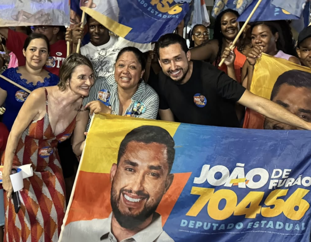 João de Furão realiza ‘caminhada da vitória’ ao lado de Diego Coronel na reta final da campanha